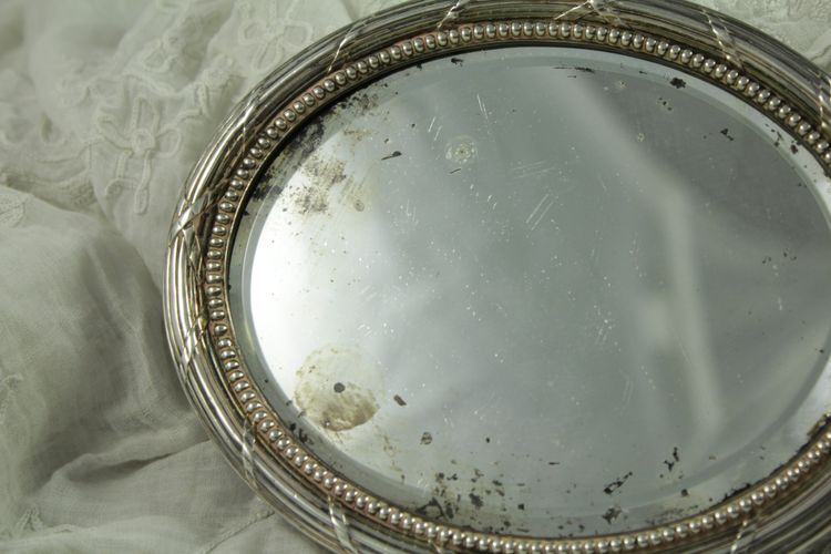Petit miroir ovale biseauté avec monture en argent massif vers 1900