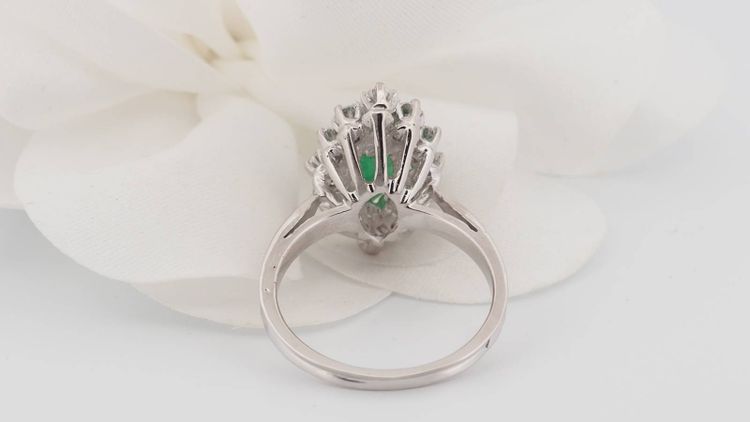 Anello Marquise in oro bianco, smeraldo e diamanti