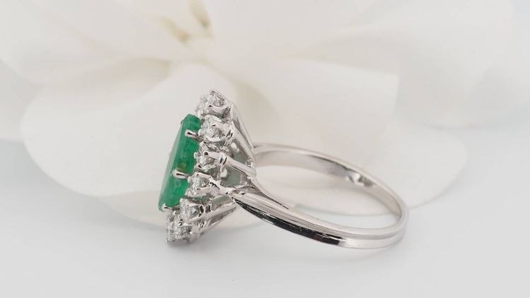 Anello Marquise in oro bianco, smeraldo e diamanti