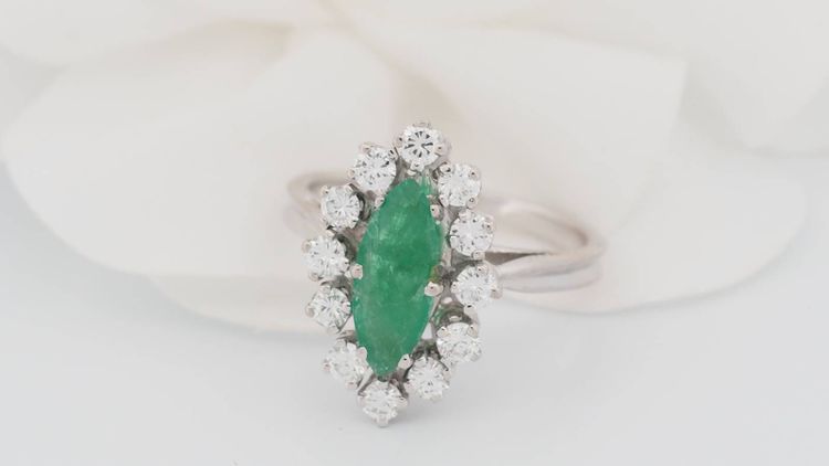 Anello Marquise in oro bianco, smeraldo e diamanti