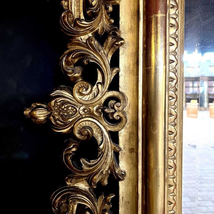 Spiegel aus vergoldetem Holz und Stuck im Rocaille-Stil Louis XV