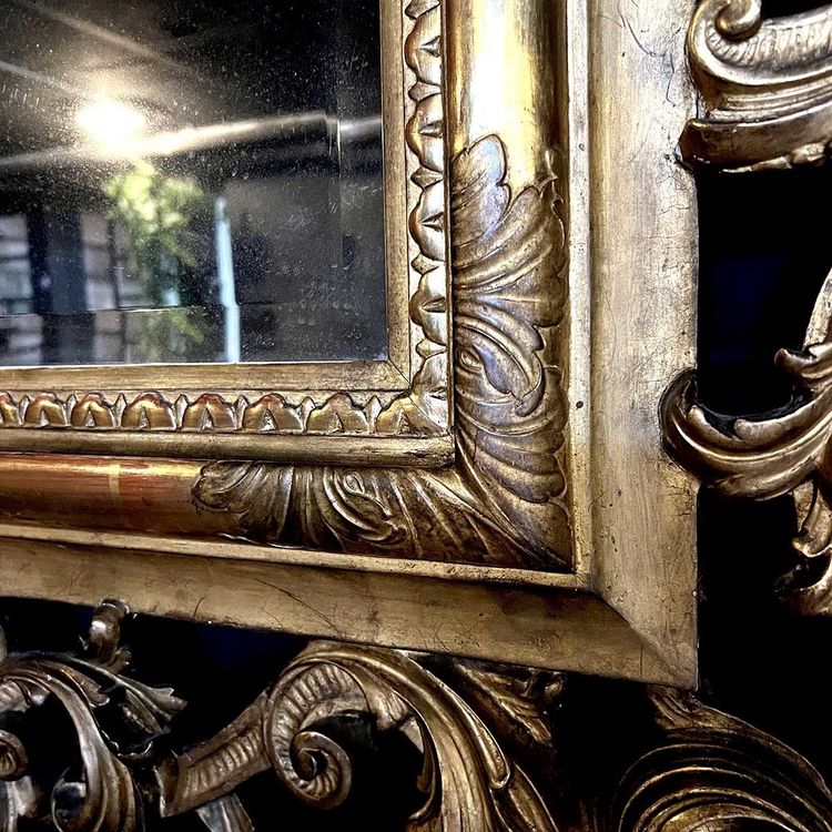 Spiegel aus vergoldetem Holz und Stuck im Rocaille-Stil Louis XV