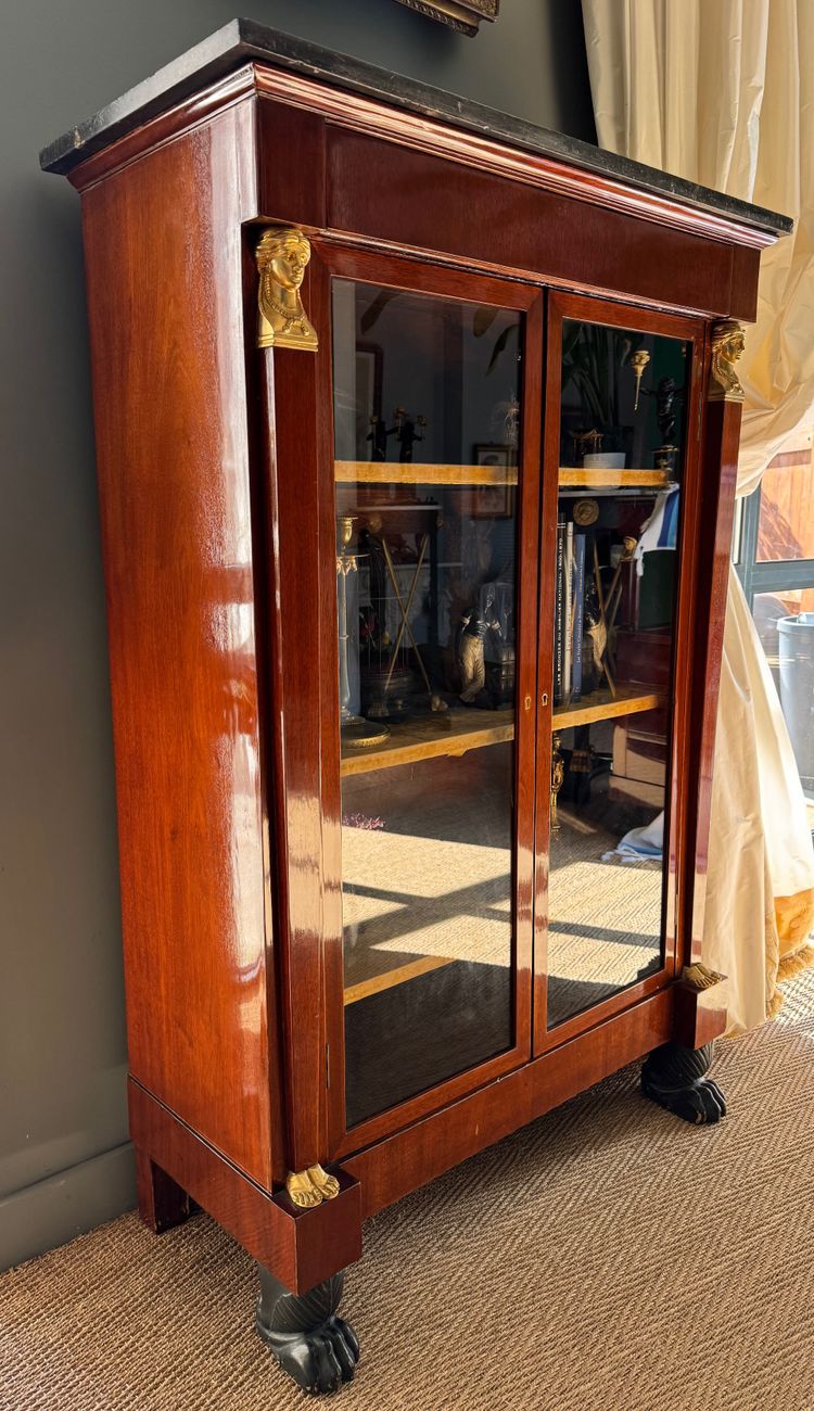Mahogany display cabinet library from the Empire-Consulate period, early 19th century.
