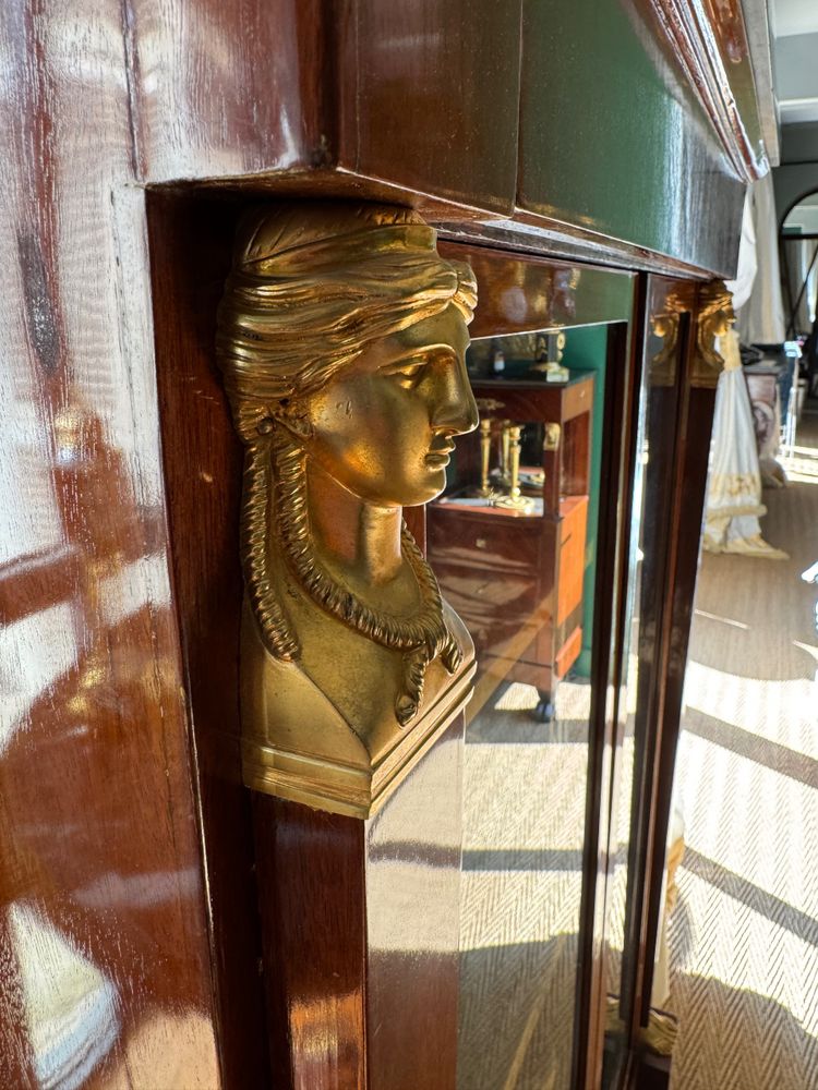 Mahogany display cabinet library from the Empire-Consulate period, early 19th century.