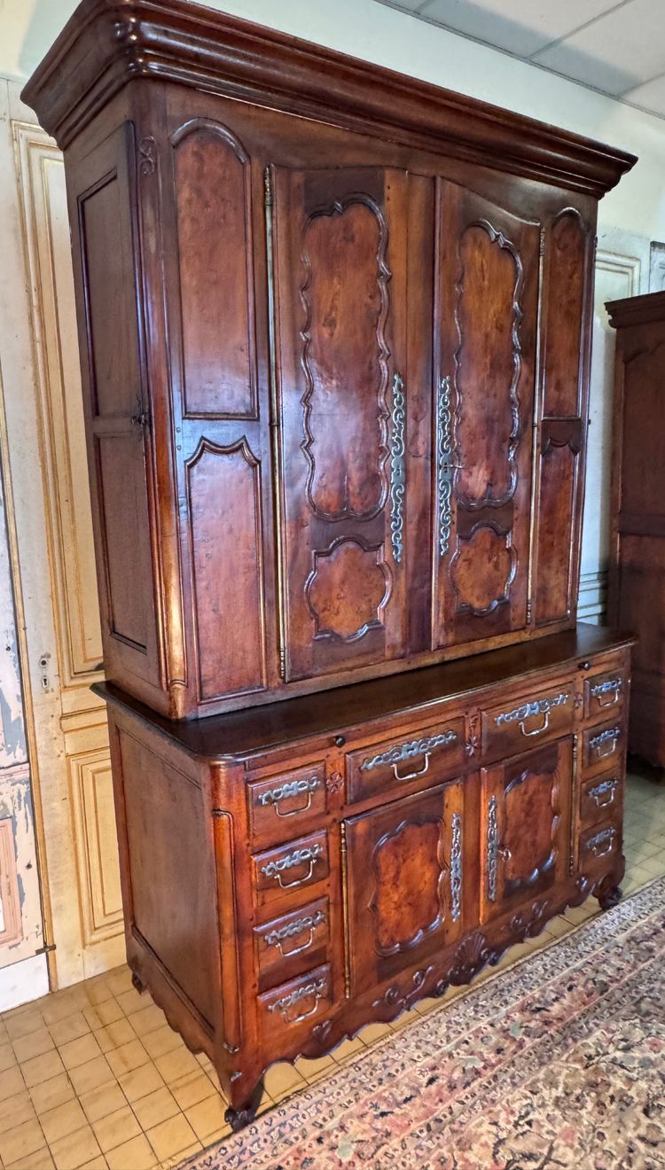 Zweikorpus-Burg-Sideboard mit Seitentüren für Gewehre aus dem 18. Jahrhundert 