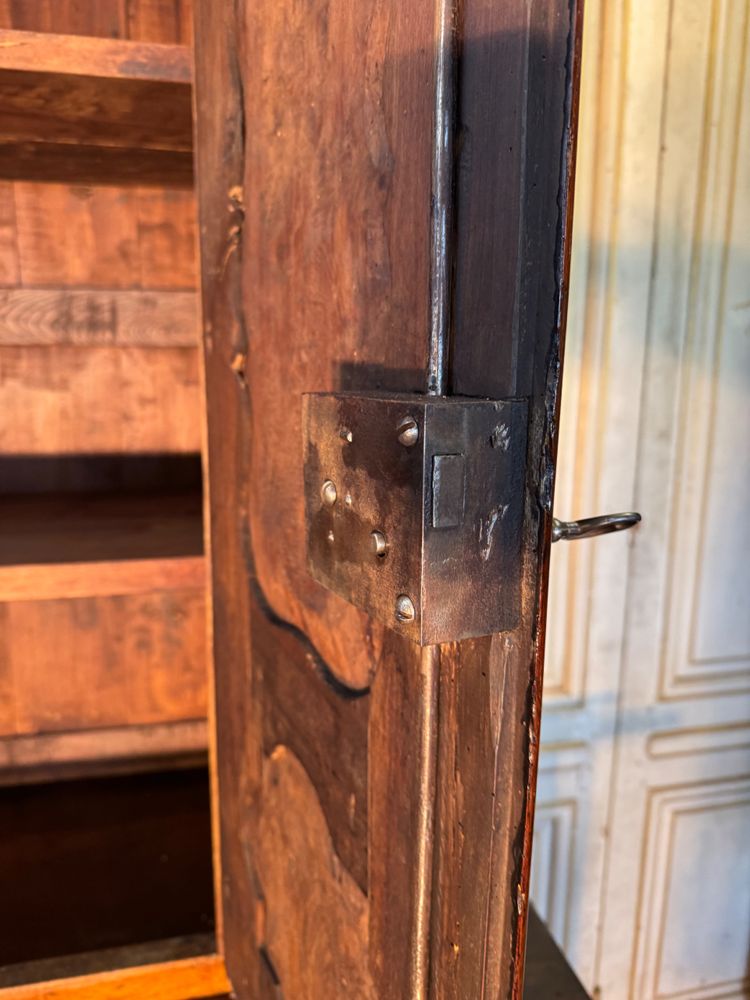 Zweikorpus-Burg-Sideboard mit Seitentüren für Gewehre aus dem 18. Jahrhundert 