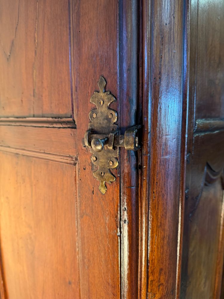 Zweikorpus-Burg-Sideboard mit Seitentüren für Gewehre aus dem 18. Jahrhundert 