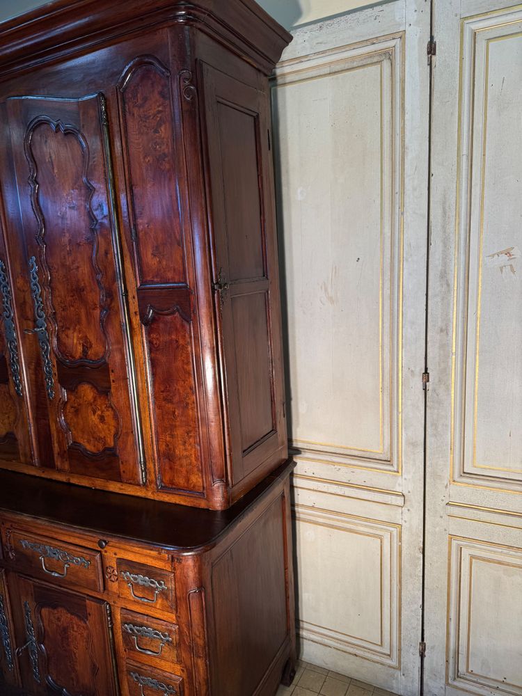 Zweikorpus-Burg-Sideboard mit Seitentüren für Gewehre aus dem 18. Jahrhundert 