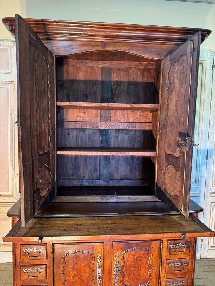 Zweikorpus-Burg-Sideboard mit Seitentüren für Gewehre aus dem 18. Jahrhundert 