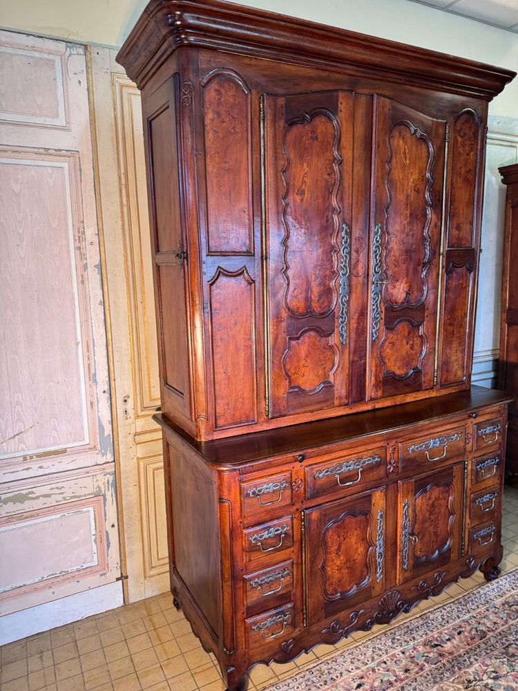 Zweikorpus-Burg-Sideboard mit Seitentüren für Gewehre aus dem 18. Jahrhundert 
