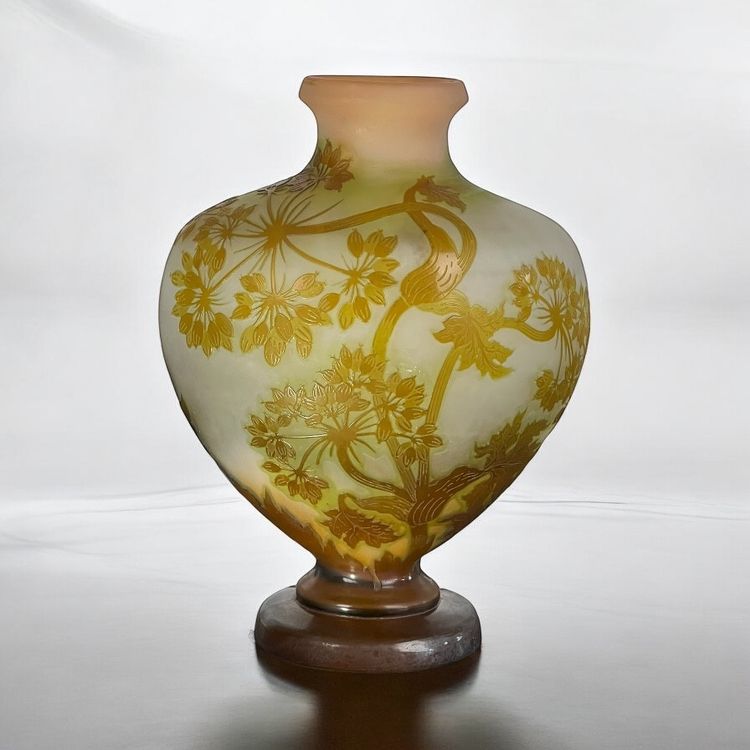 VASE DE ÉMILE GALLÉ A DÉCOR D’OMBELLIFÈRES ÉPOQUE ART NOUVEAU EN FORME DE CŒUR