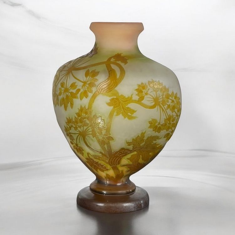VASE DE ÉMILE GALLÉ A DÉCOR D’OMBELLIFÈRES ÉPOQUE ART NOUVEAU EN FORME DE CŒUR