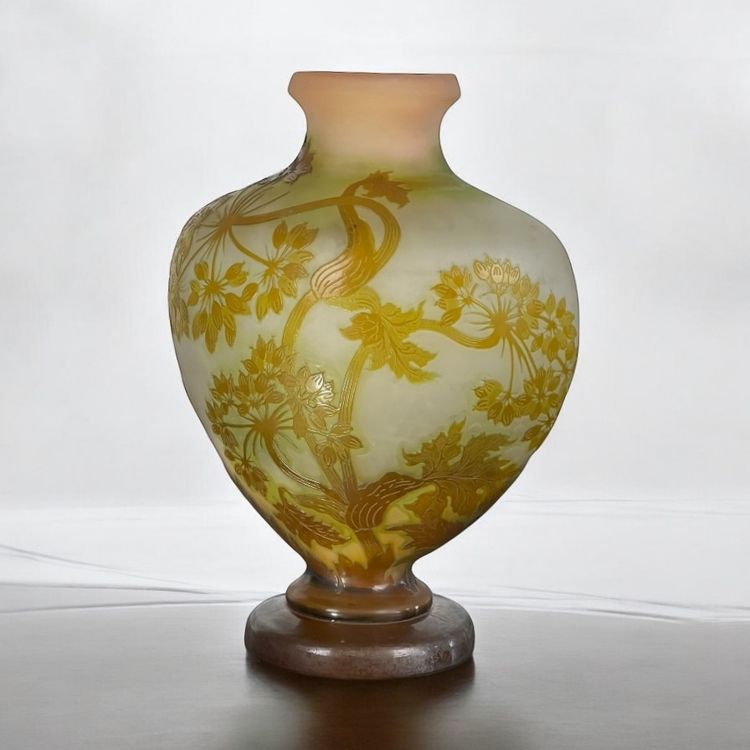 VASE DE ÉMILE GALLÉ A DÉCOR D’OMBELLIFÈRES ÉPOQUE ART NOUVEAU EN FORME DE CŒUR