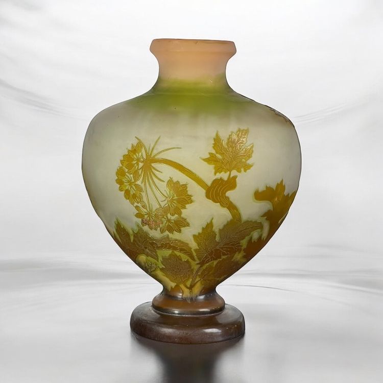 VASE DE ÉMILE GALLÉ A DÉCOR D’OMBELLIFÈRES ÉPOQUE ART NOUVEAU EN FORME DE CŒUR