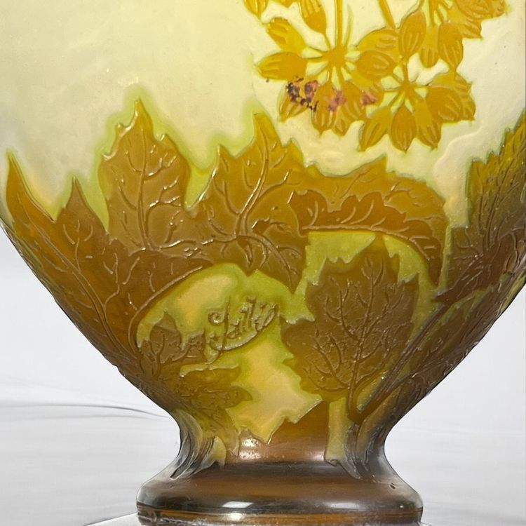 VASE DE ÉMILE GALLÉ A DÉCOR D’OMBELLIFÈRES ÉPOQUE ART NOUVEAU EN FORME DE CŒUR
