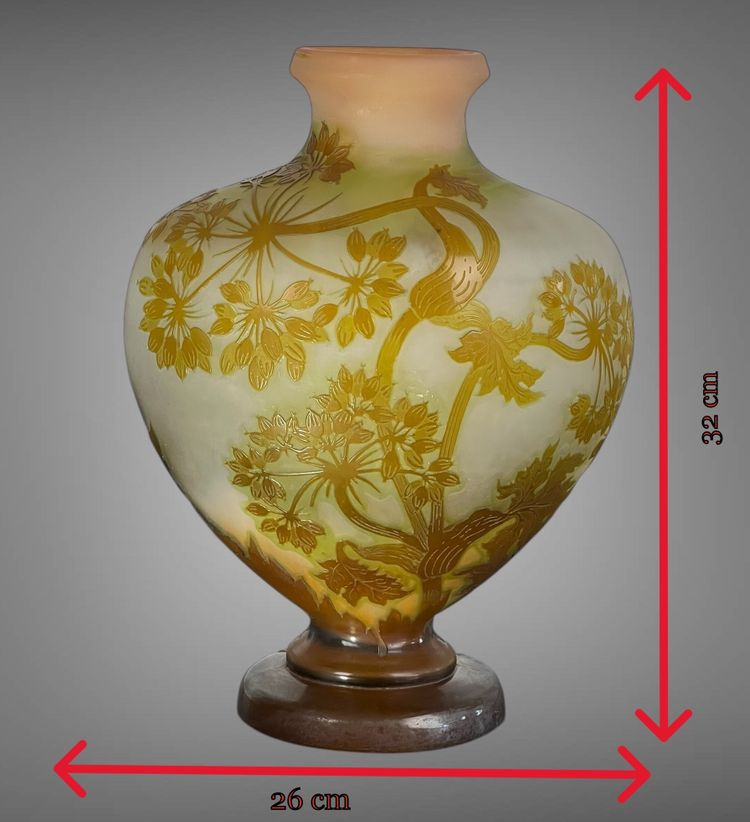VASE DE ÉMILE GALLÉ A DÉCOR D’OMBELLIFÈRES ÉPOQUE ART NOUVEAU EN FORME DE CŒUR