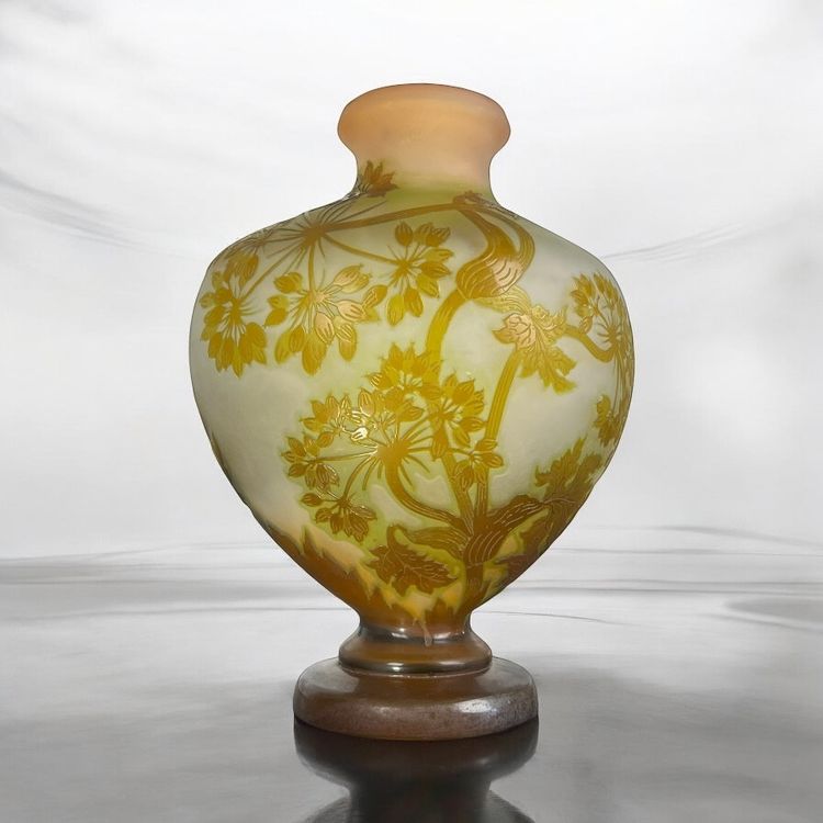 VASE DE ÉMILE GALLÉ A DÉCOR D’OMBELLIFÈRES ÉPOQUE ART NOUVEAU EN FORME DE CŒUR