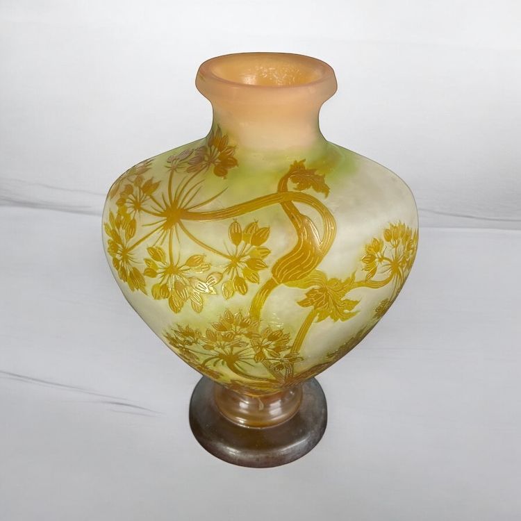 VASE DE ÉMILE GALLÉ A DÉCOR D’OMBELLIFÈRES ÉPOQUE ART NOUVEAU EN FORME DE CŒUR