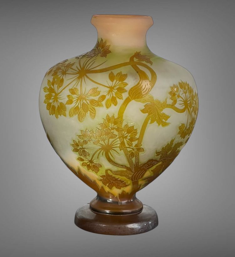 VASE DE ÉMILE GALLÉ A DÉCOR D’OMBELLIFÈRES ÉPOQUE ART NOUVEAU EN FORME DE CŒUR