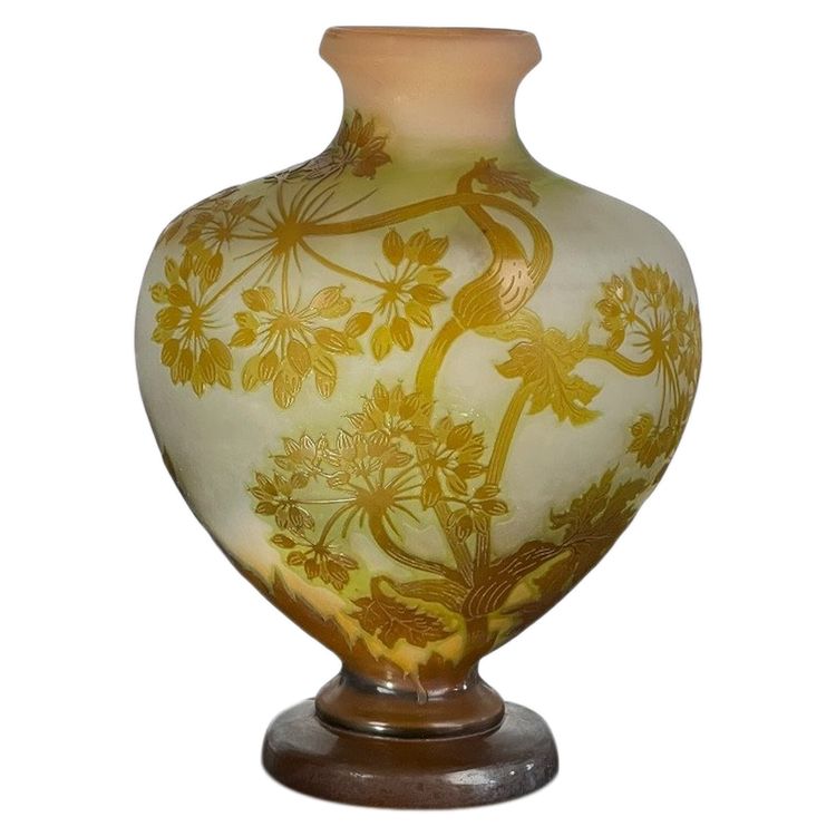 VASE DE ÉMILE GALLÉ A DÉCOR D’OMBELLIFÈRES ÉPOQUE ART NOUVEAU EN FORME DE CŒUR
