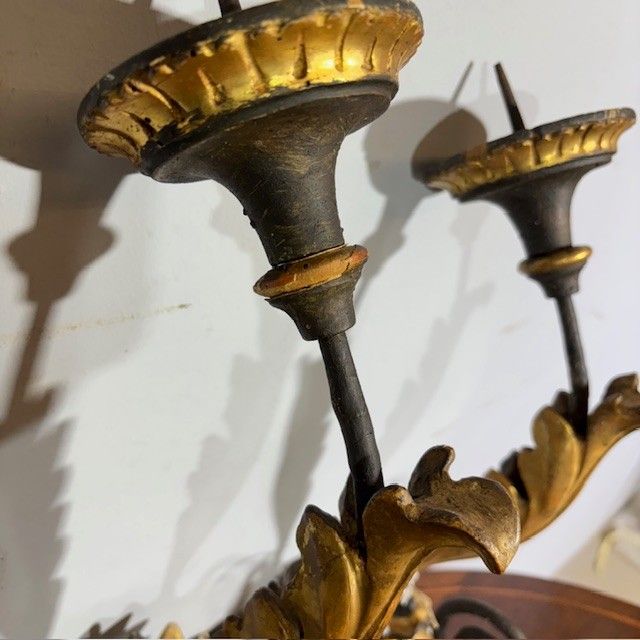 Ancienne paire de bras du XVIIIe siècle en bois peint, doré et laqué. Appliques candélabres 