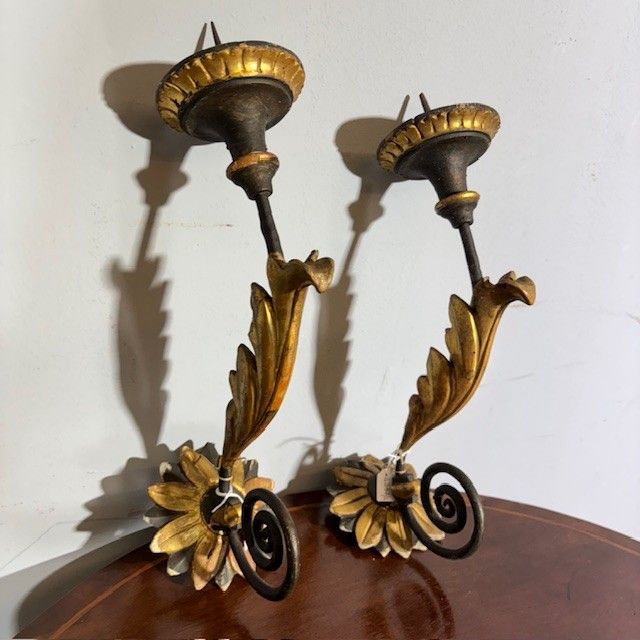 Ancienne paire de bras du XVIIIe siècle en bois peint, doré et laqué. Appliques candélabres 