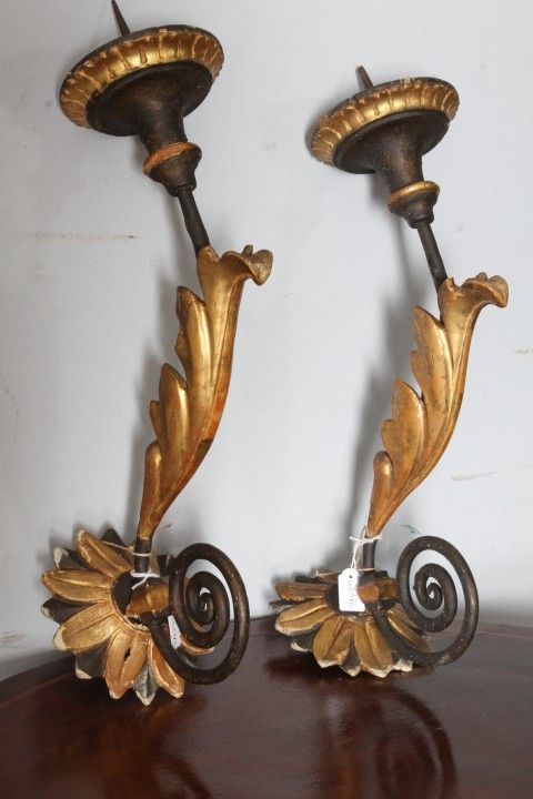 Ancienne paire de bras du XVIIIe siècle en bois peint, doré et laqué. Appliques candélabres 