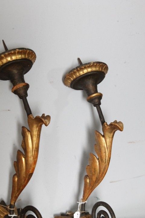 Ancienne paire de bras du XVIIIe siècle en bois peint, doré et laqué. Appliques candélabres 