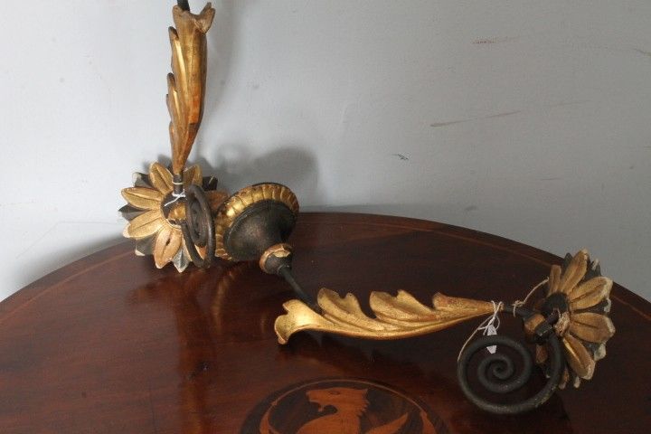 Ancienne paire de bras du XVIIIe siècle en bois peint, doré et laqué. Appliques candélabres 