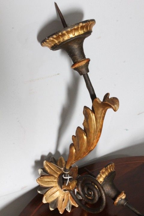 Ancienne paire de bras du XVIIIe siècle en bois peint, doré et laqué. Appliques candélabres 
