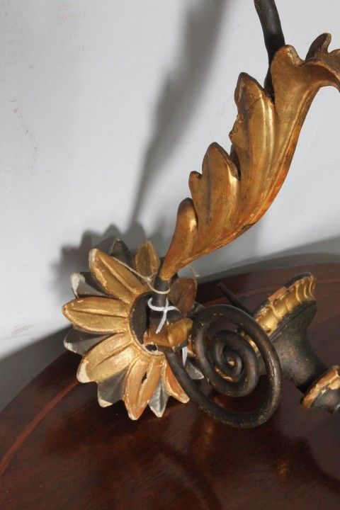 Ancienne paire de bras du XVIIIe siècle en bois peint, doré et laqué. Appliques candélabres 