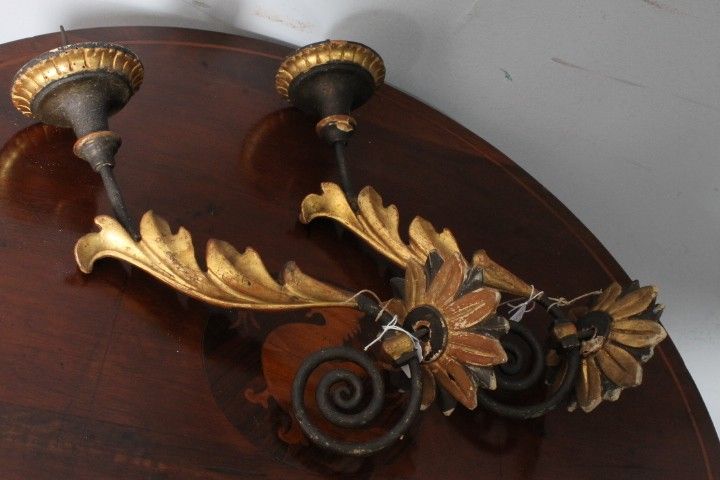 Ancienne paire de bras du XVIIIe siècle en bois peint, doré et laqué. Appliques candélabres 