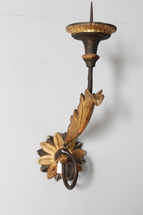 Ancienne paire de bras du XVIIIe siècle en bois peint, doré et laqué. Appliques candélabres 