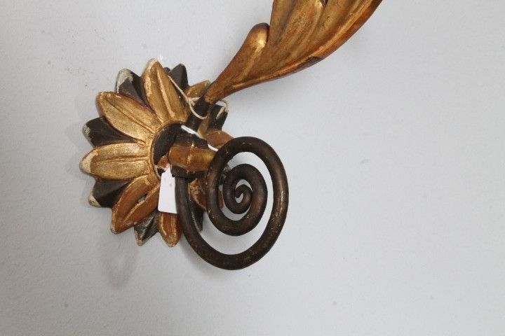 Ancienne paire de bras du XVIIIe siècle en bois peint, doré et laqué. Appliques candélabres 