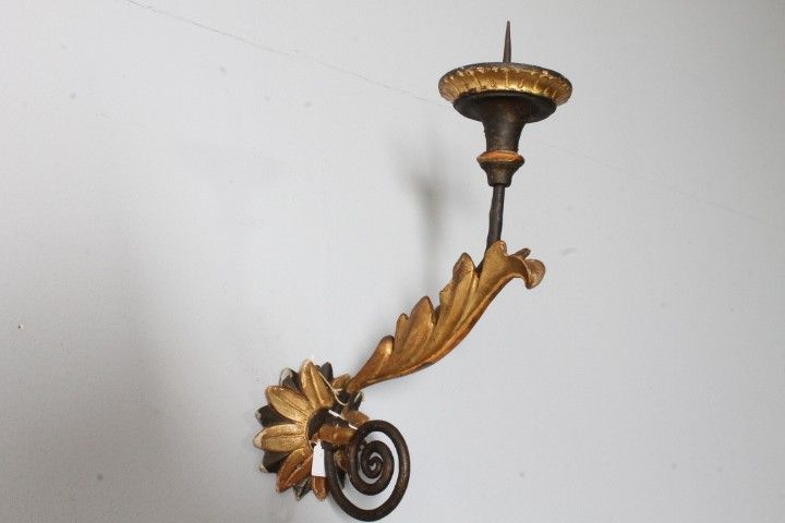 Ancienne paire de bras du XVIIIe siècle en bois peint, doré et laqué. Appliques candélabres 