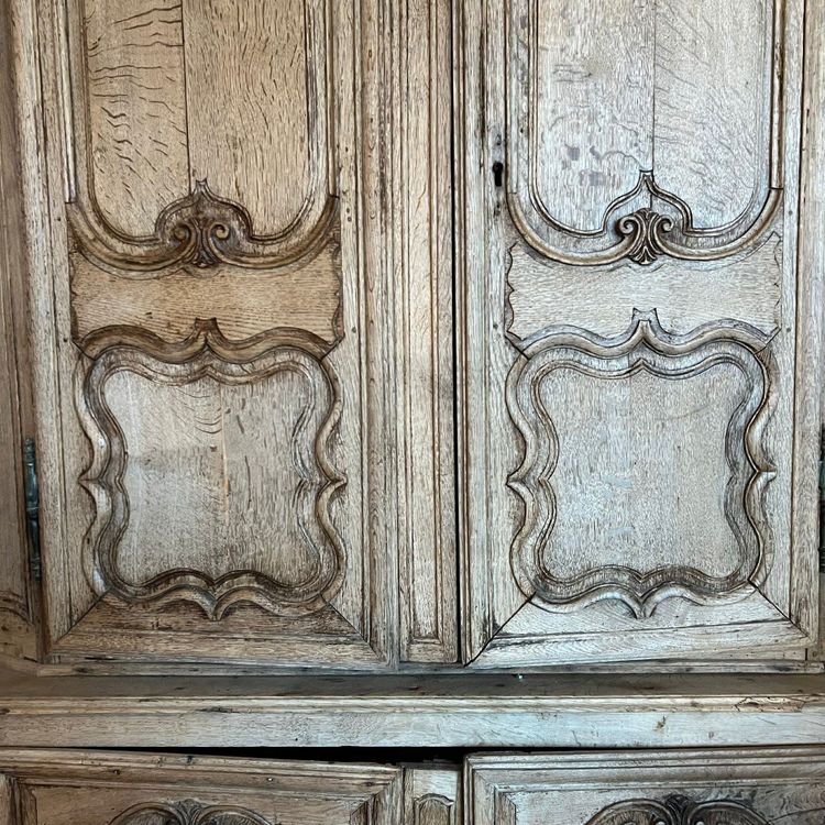 Armoire D’angle Décapée En Chêne D’esprit Louis XV