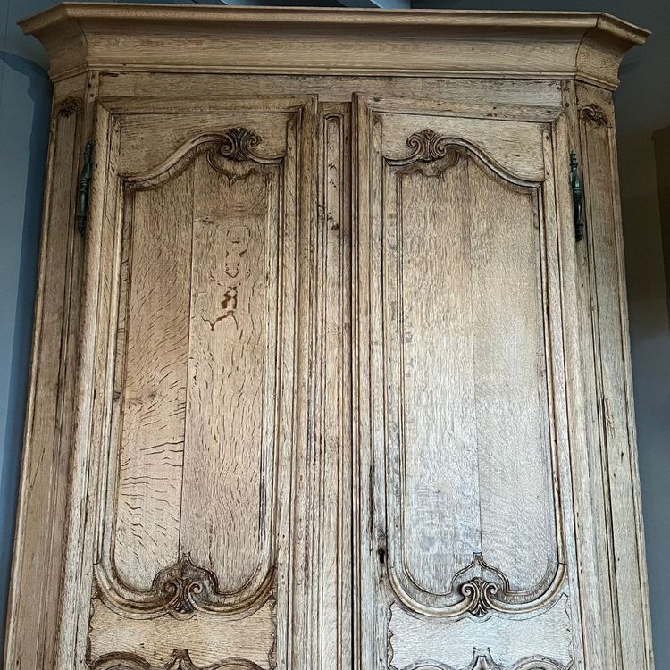 Armoire D’angle Décapée En Chêne D’esprit Louis XV