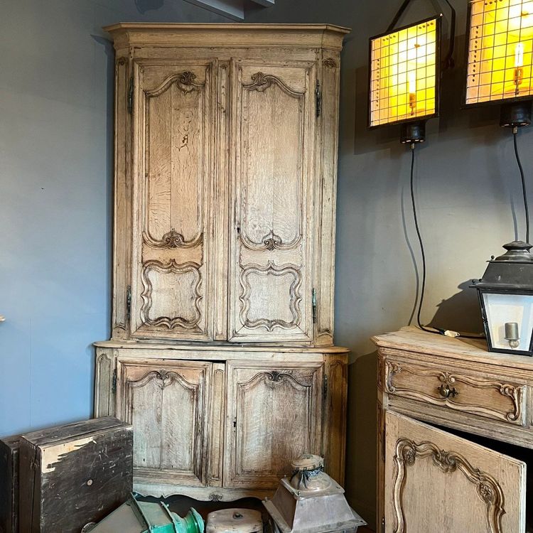 Armoire D’angle Décapée En Chêne D’esprit Louis XV