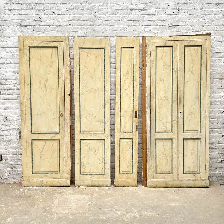 4 ante curve e 2 frontali per credenza con motivo Luigi XVI, vernice marmorizzata