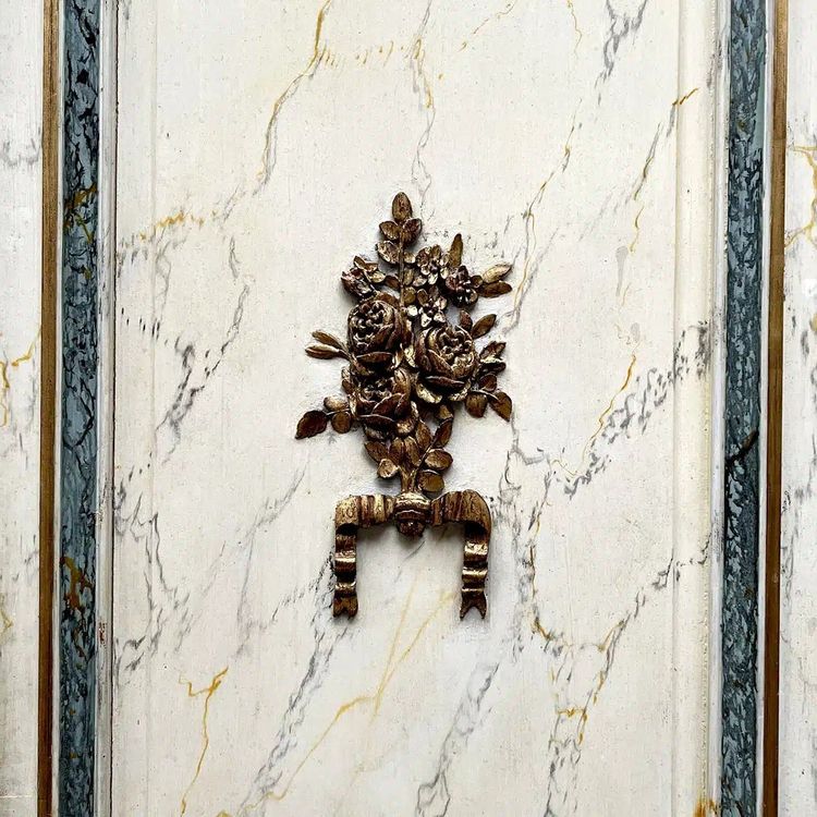 4 ante curve e 2 frontali per credenza con motivo Luigi XVI, vernice marmorizzata
