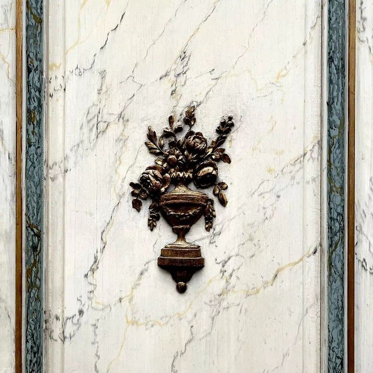 4 ante curve e 2 frontali per credenza con motivo Luigi XVI, vernice marmorizzata