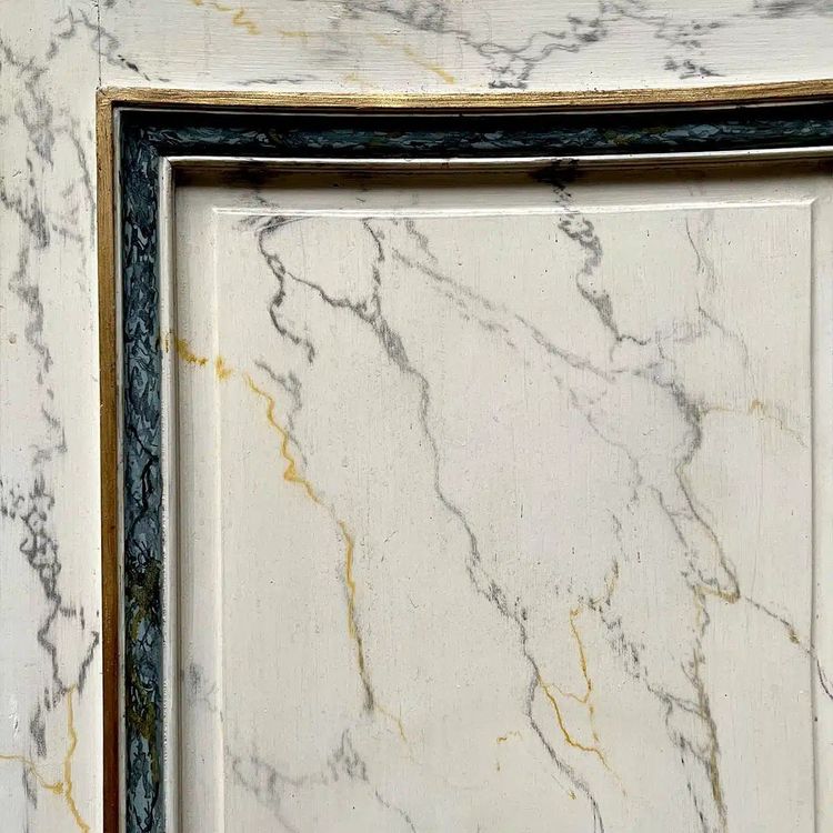 4 ante curve e 2 frontali per credenza con motivo Luigi XVI, vernice marmorizzata