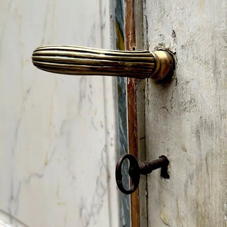 4 ante curve e 2 frontali per credenza con motivo Luigi XVI, vernice marmorizzata