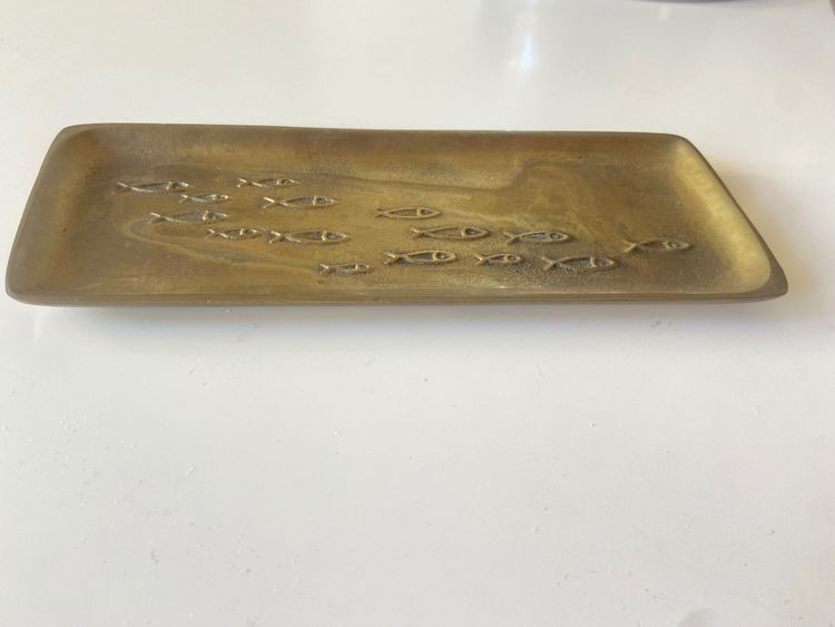 Vide poche en bronze à décor de poissons.