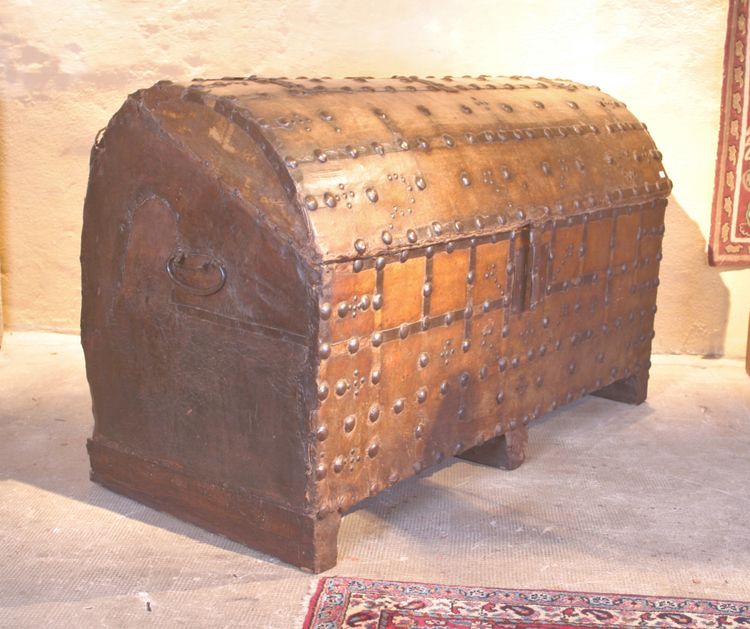 Haute Epoque Truhe mit gewölbtem Deckel
