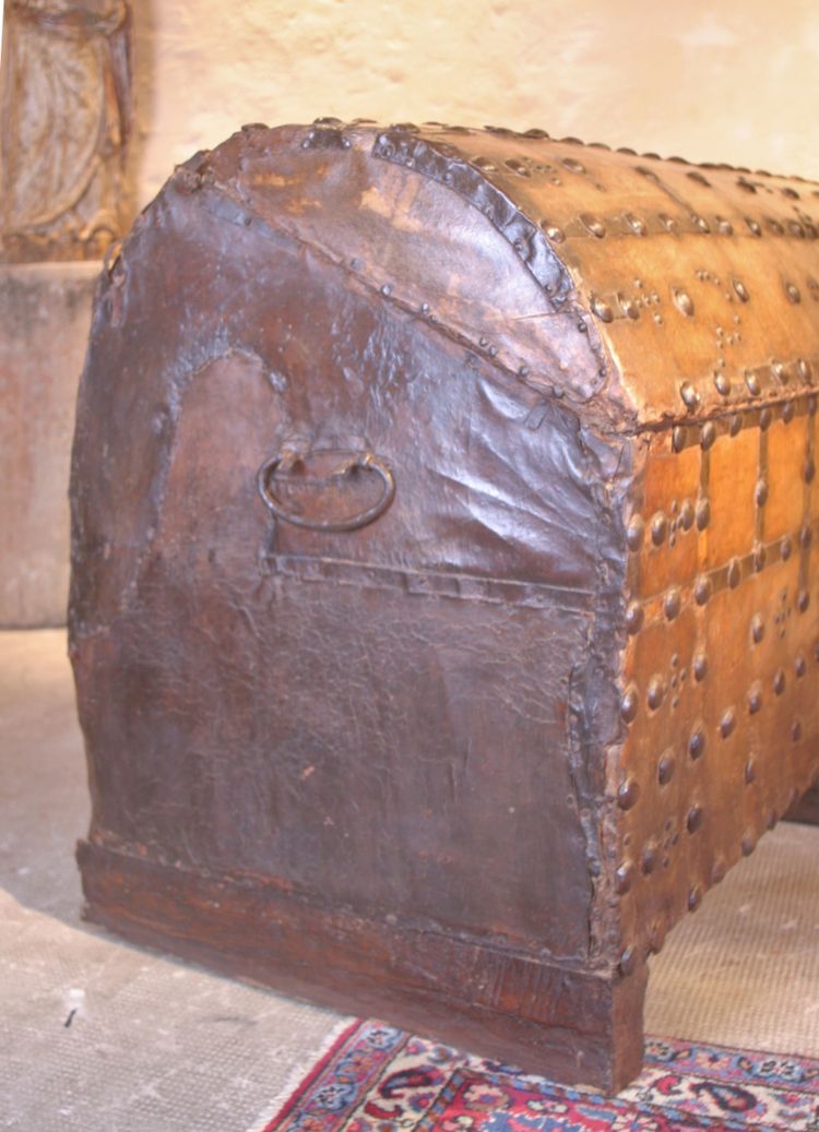 Haute Epoque Truhe mit gewölbtem Deckel
