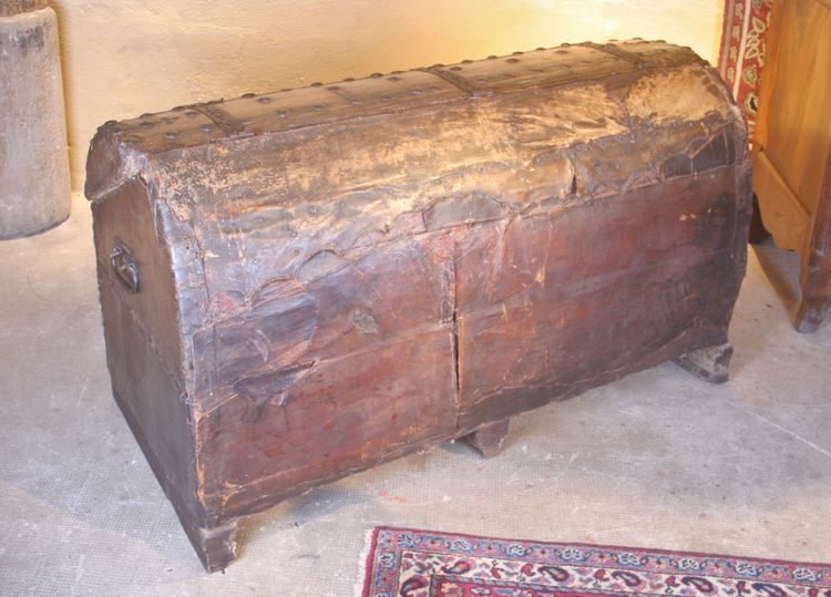 Haute Epoque Truhe mit gewölbtem Deckel