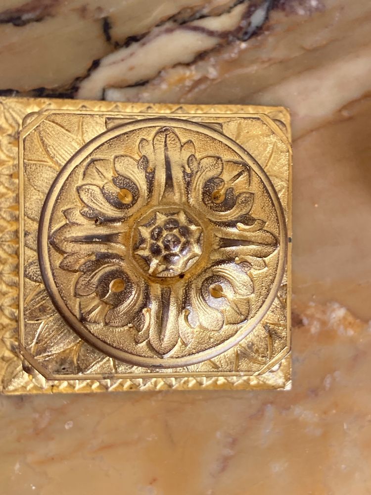 Tintenfass aus vergoldeter Bronze und gelbem Siena-Marmor, spätes 19. Jahrhundert