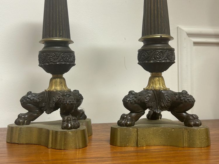 Paire De Bougeoirs D’époque Restauration En Bronze à Patine Doré Et Brune Pieds Griffes XIXéme 