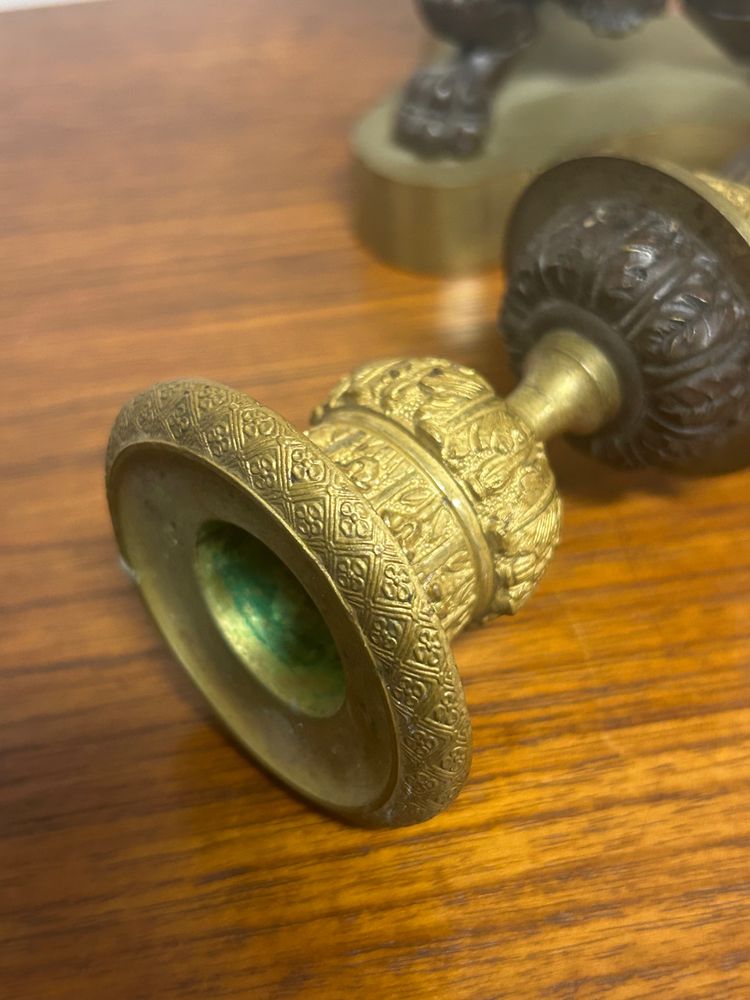 Paire De Bougeoirs D’époque Restauration En Bronze à Patine Doré Et Brune Pieds Griffes XIXéme 
